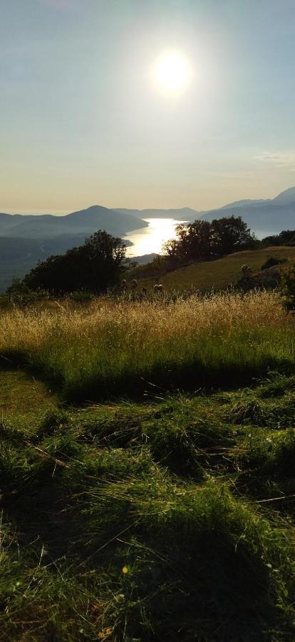 Vujas Village Pleasure Kotor Ngoại thất bức ảnh